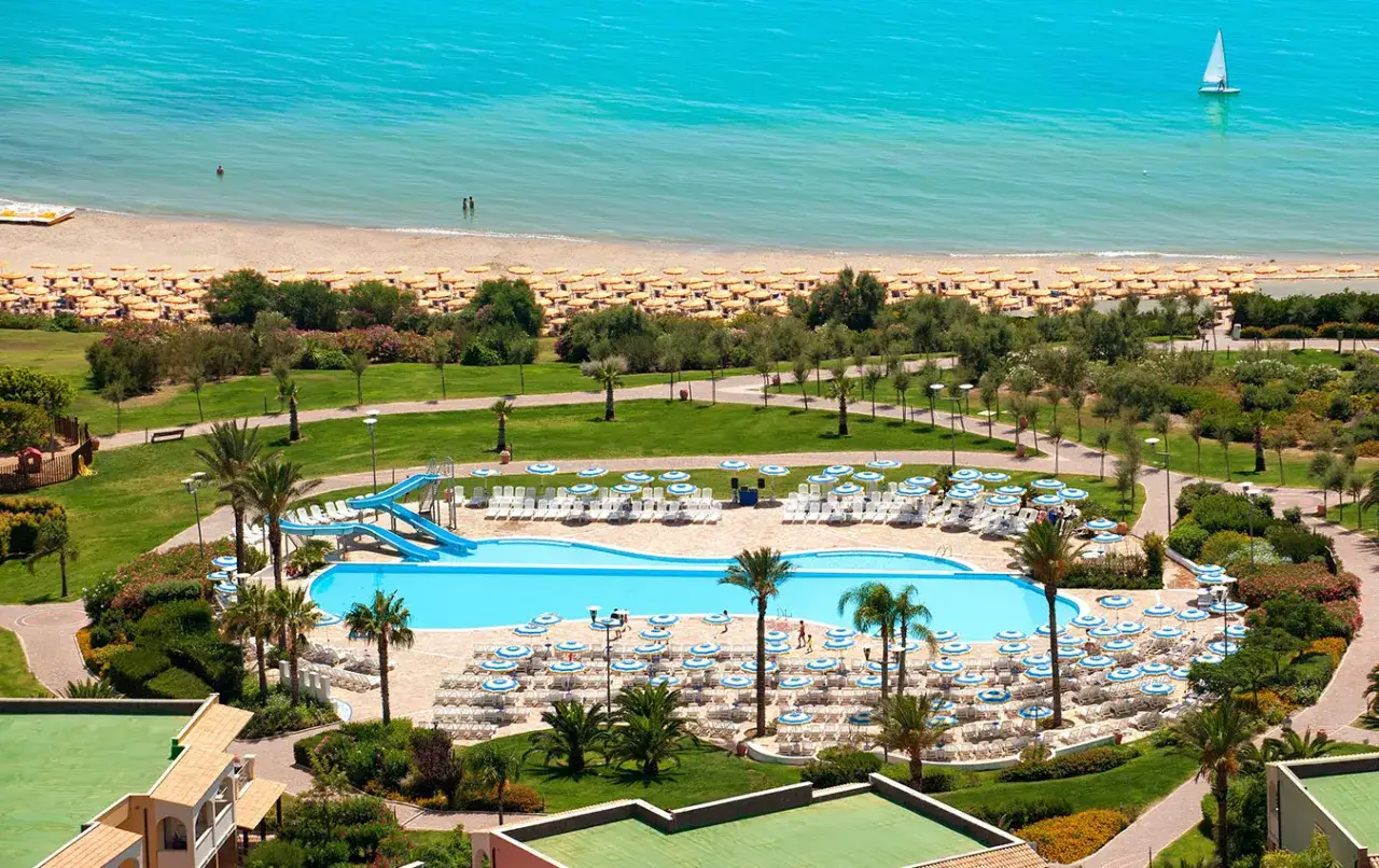 Villaggio turistico Sicilia per bambini con piscina, scivoli e spiaggia attrezzata. Un paradiso per famiglie.