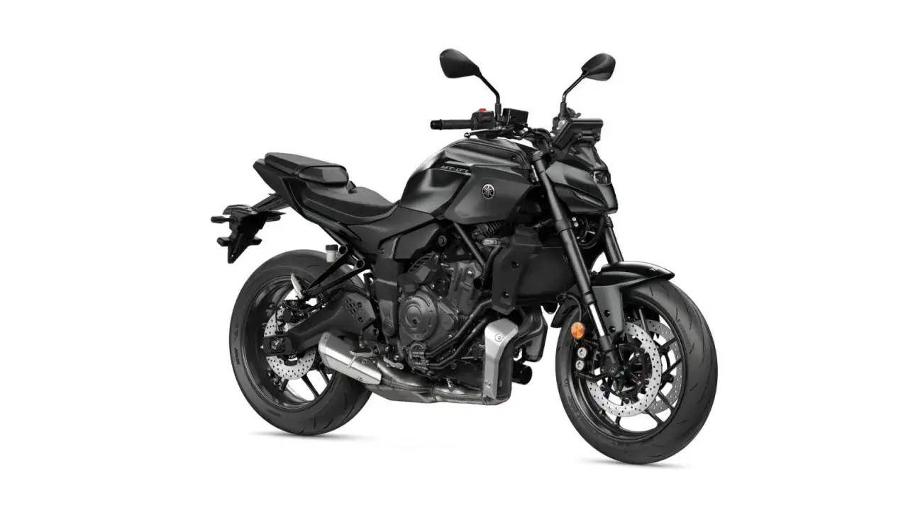 Czarny motocykl Yamaha MT-07 na białym tle. Agresywny wygląd, sportowy charakter.