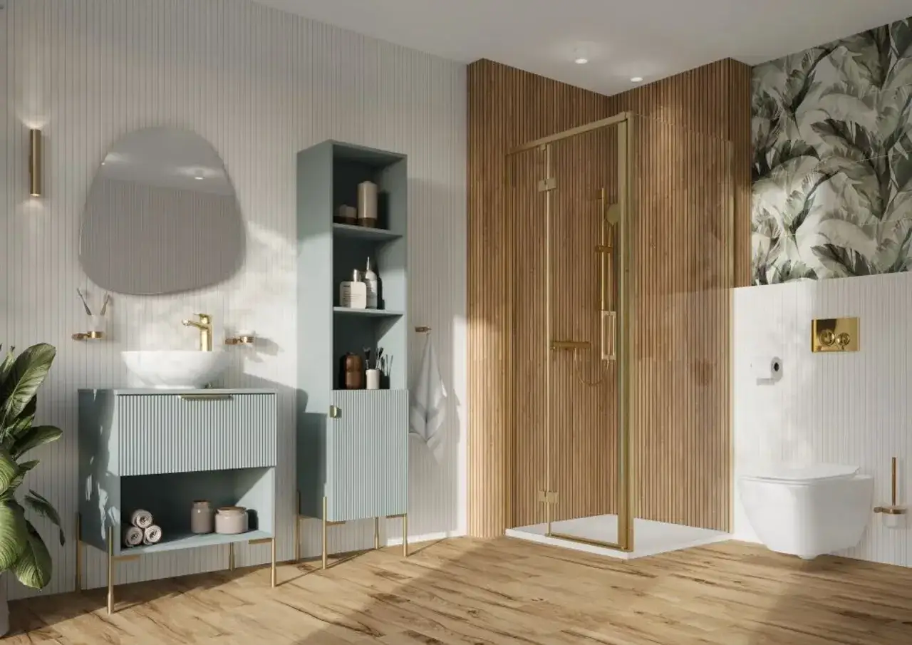 Nowoczesna wizualizacja łazienki z prysznicem walk-in, złotymi detalami i roślinnym motywem na ścianie.