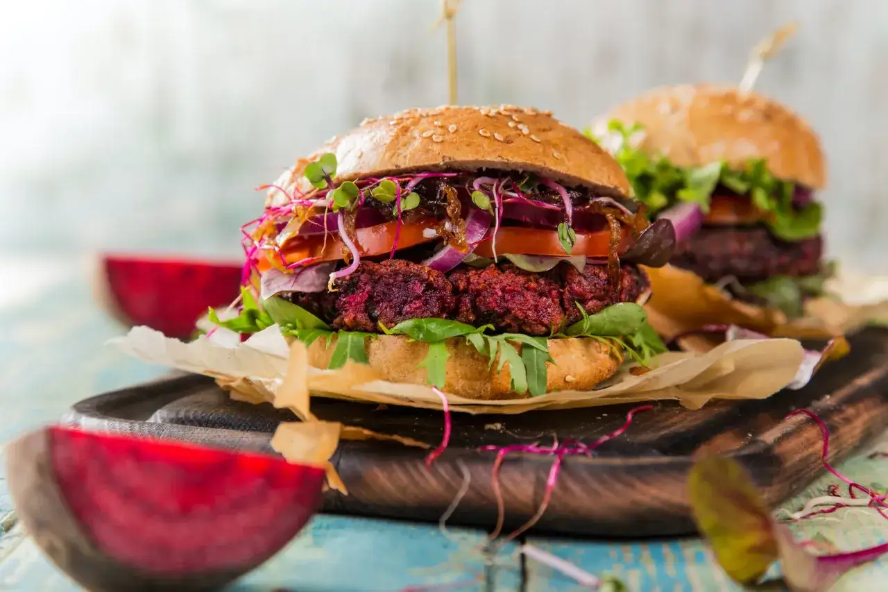 różne rodzaje burgerów rzemieślniczych lub wege burgerów