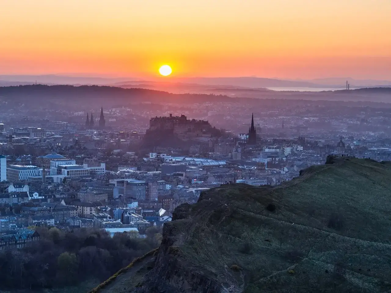Sonnenuntergang &uuml;ber Edinburgh. Die beste Reisezeit f&uuml;r diese Aussicht ist im Fr&uuml;hling oder Herbst, wenn die Sonne tief steht.