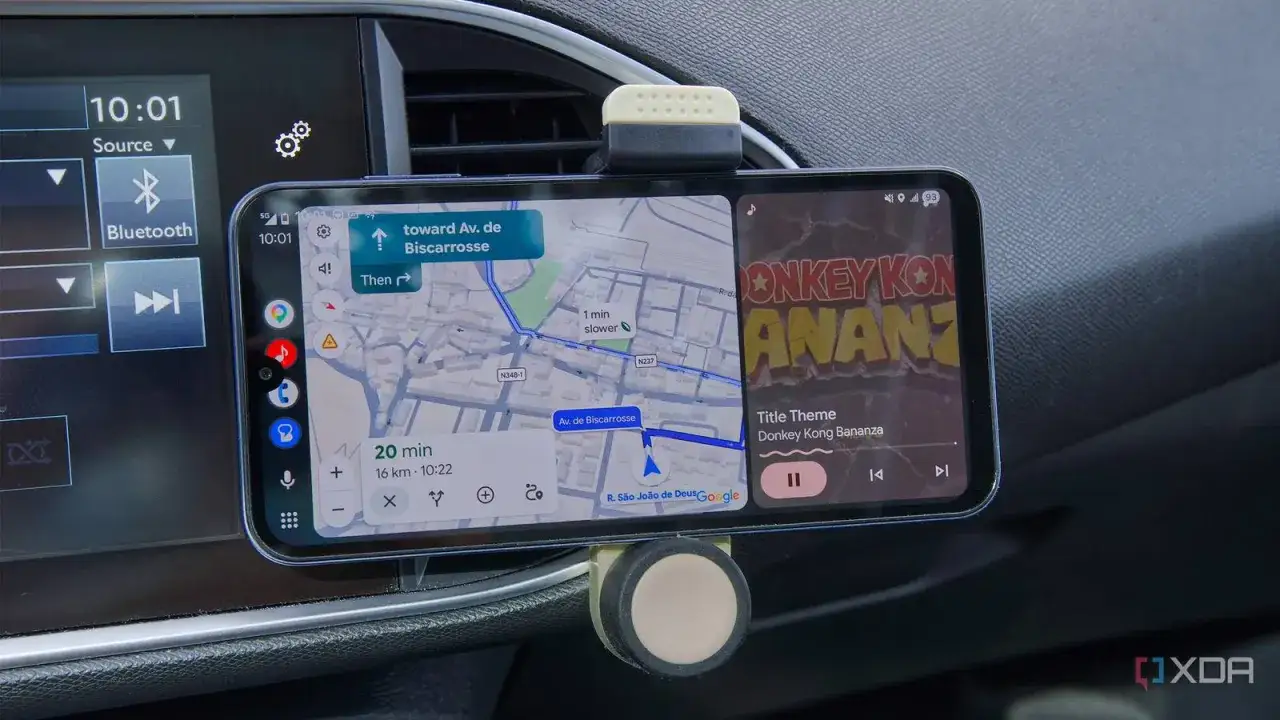 Smartfon z **android auto** pokazuje mapę nawigacji i okładkę albumu