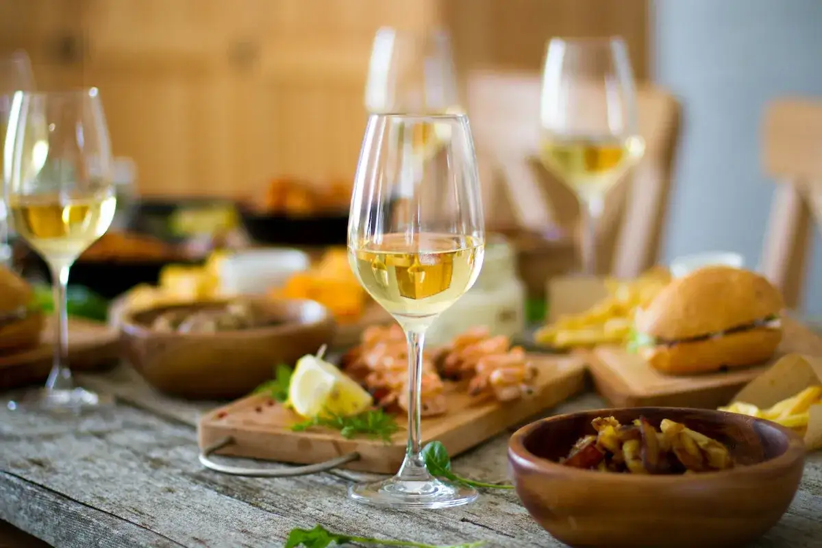Verre de bordeaux blanc moelleux, parfait accompagnement pour crevettes, burger et frites.