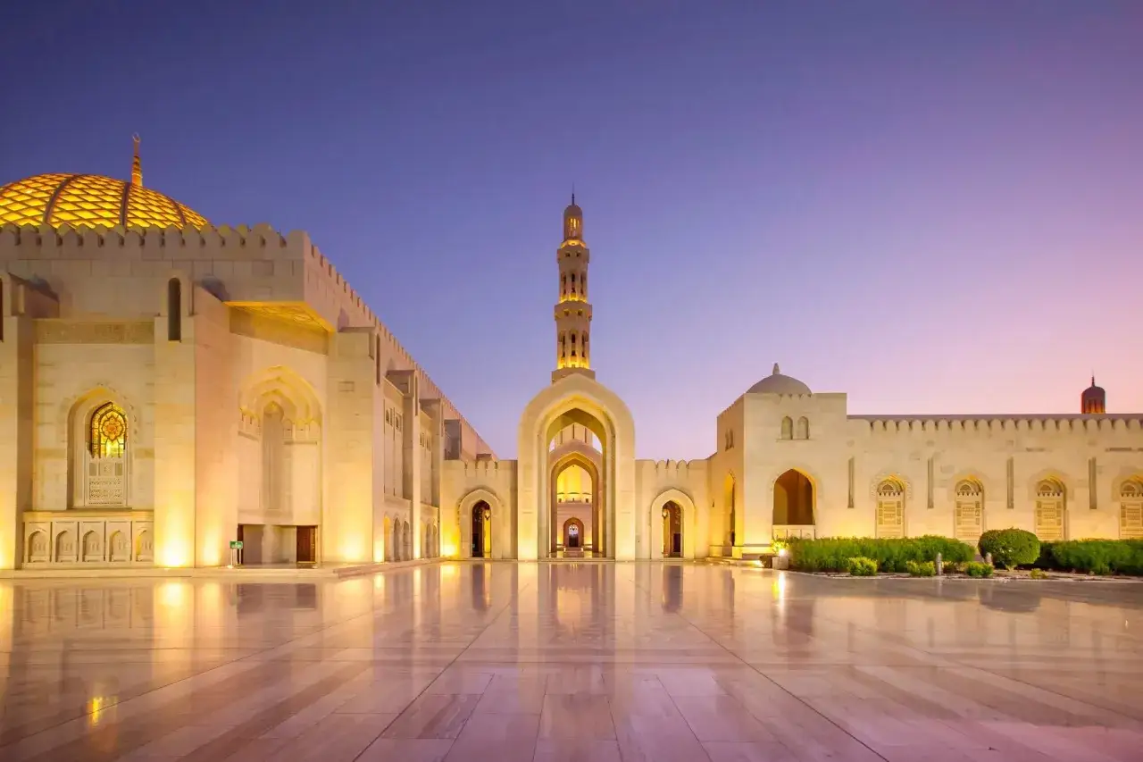 Sultan-Qabus-Moschee in Oman, ein Meisterwerk der islamischen Architektur, erstrahlt im Abendlicht.