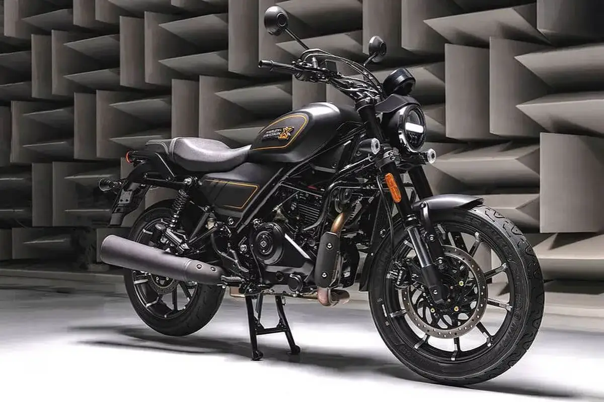 Harley-Davidson x440 negra, lista para rugir en la carretera.