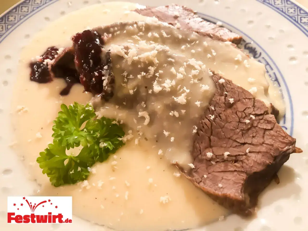 Zartes Rinderbraten mit cremiger Soße, Preiselbeeren und Petersilie – ein Festmahl wie beim Hochzeitsessen Franken.