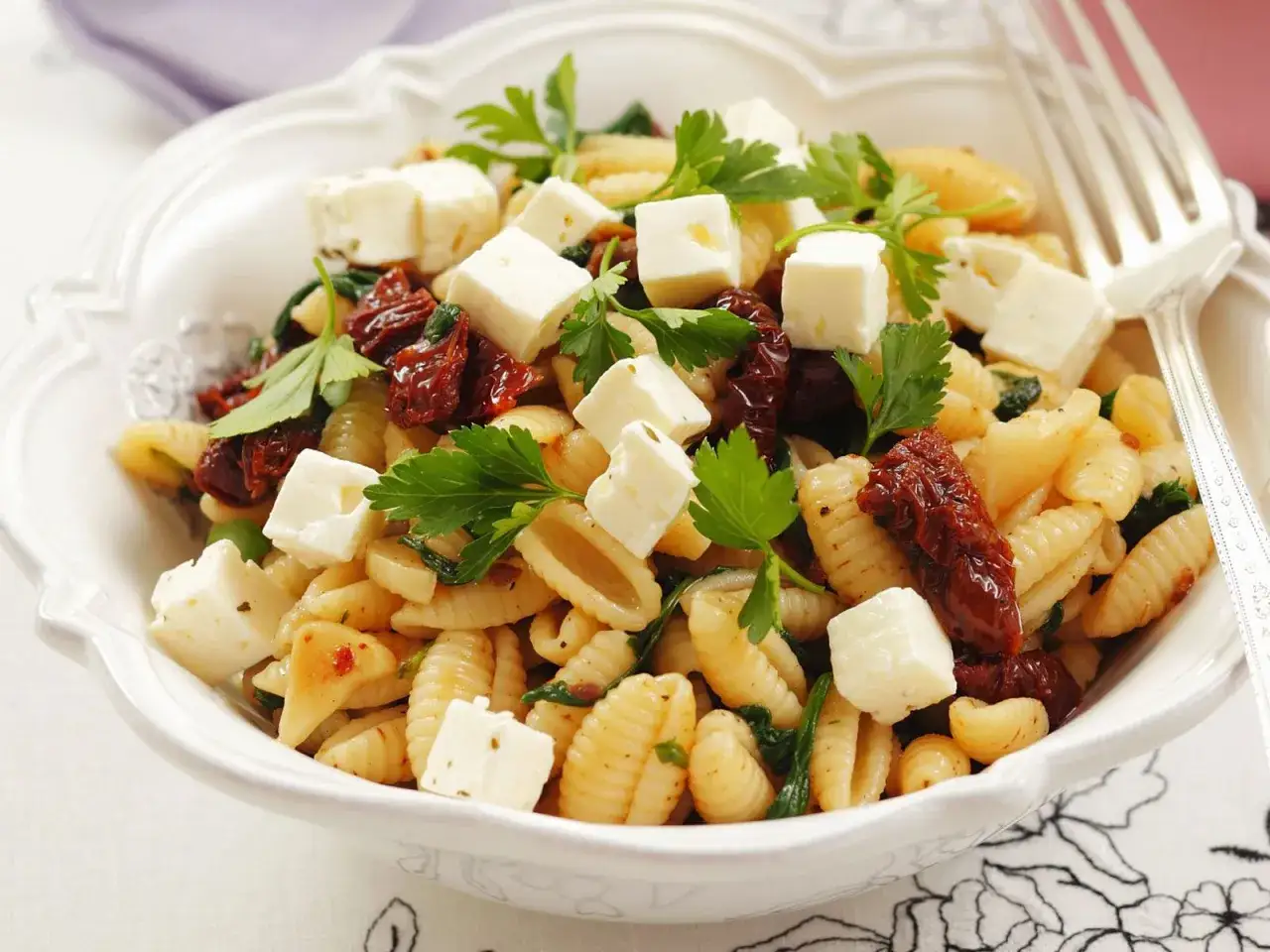 Nudeln mit getrockneten Tomaten, Feta und Rucola