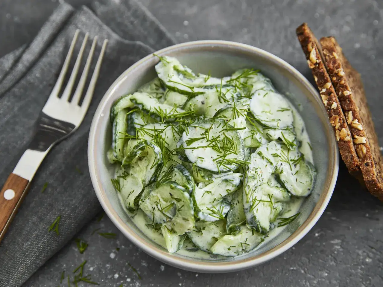 Cremiger Gurkensalat mit Dill, perfekt für ein leichtes Mittagessen. Dieses Gurkensalat Rezept ist einfach und erfrischend.