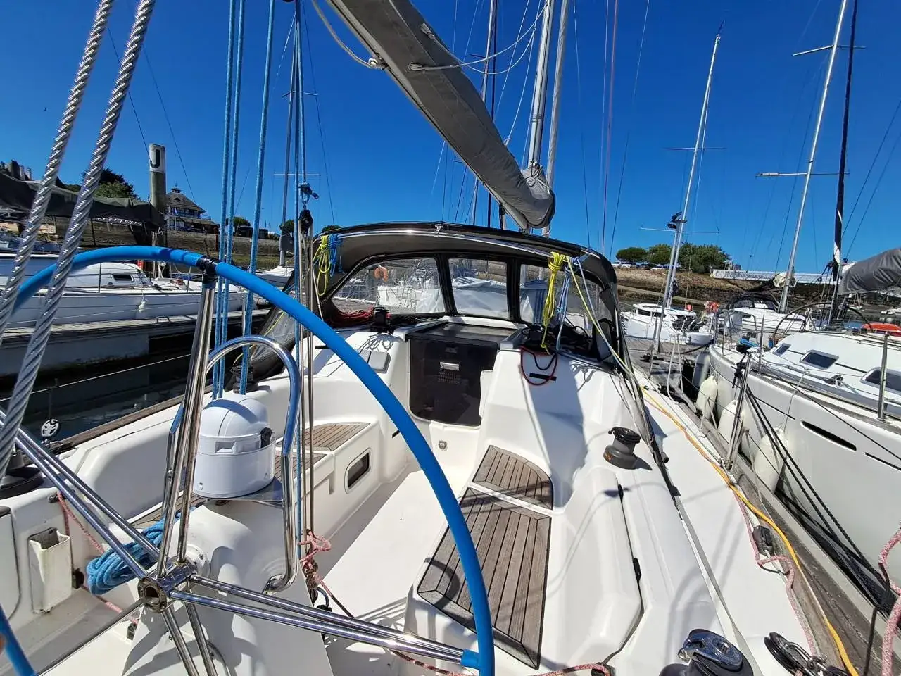Cockpit d'un Dufour 34, prêt pour la navigation. Les détails de la fiche technique sont visibles sur le tableau de bord.
