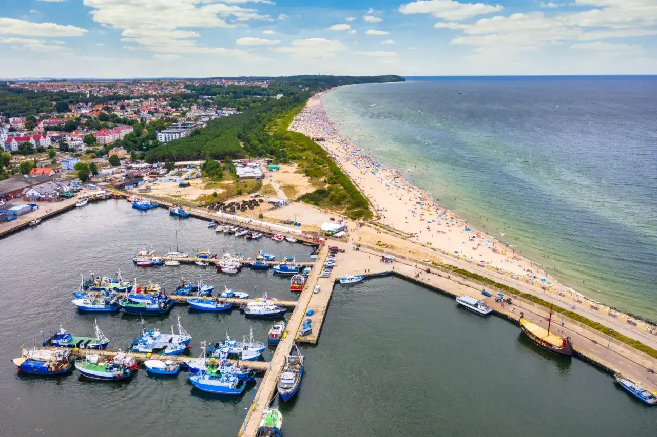 Port rybacki i plaża pełna ludzi we Władysławowie, województwo pomorskie.