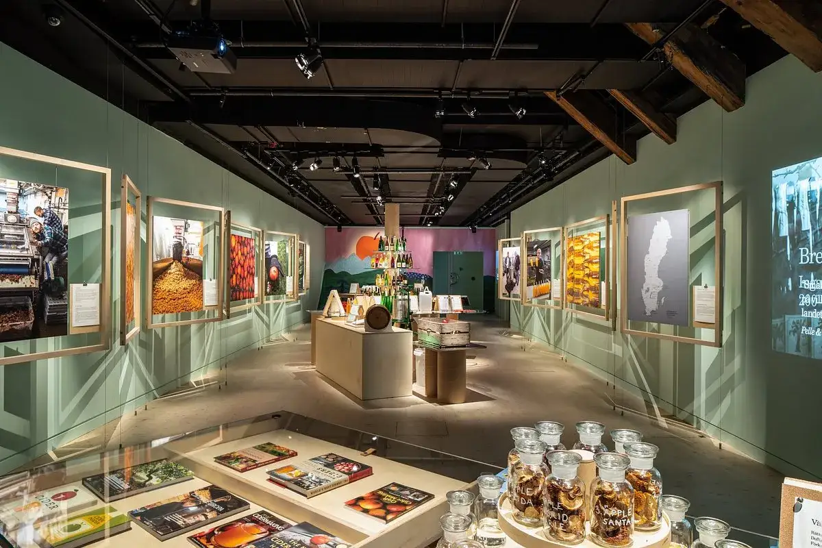 Utställning på vin sprit museum med bilder av produktion och flaskor.