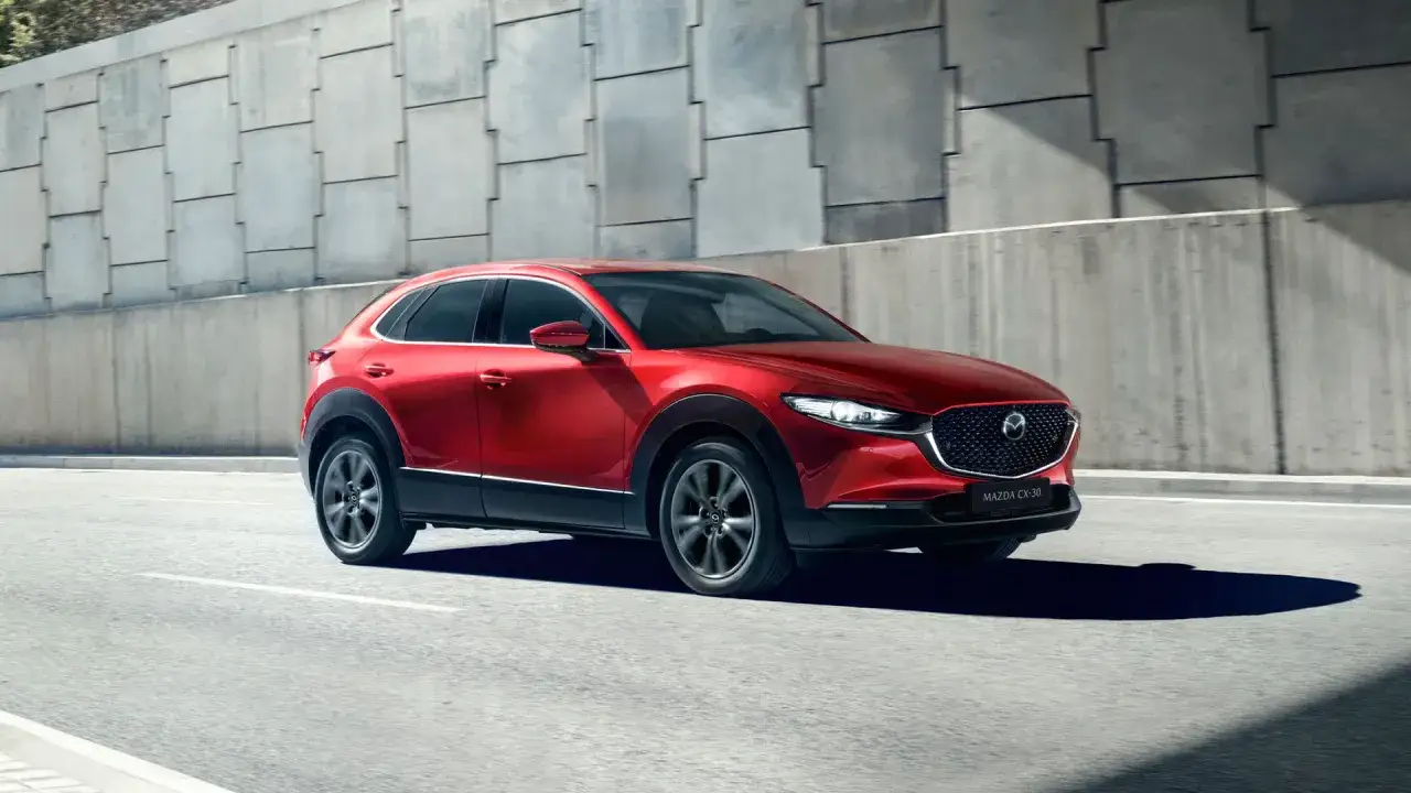 Röd Mazda CX-30 hybrid på väg, redo för ett test.