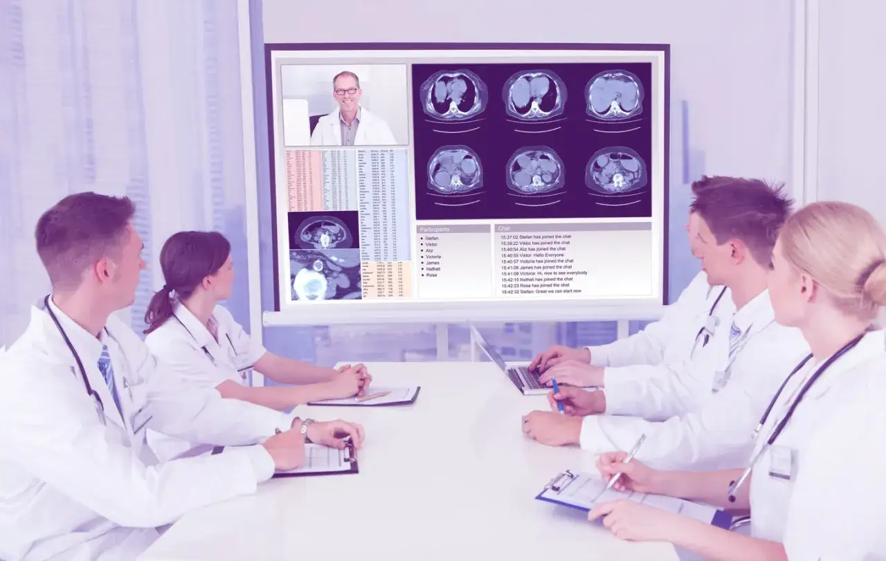 Ärzte besprechen CT-Bilder. Der Arzt im Video-Call sagt: