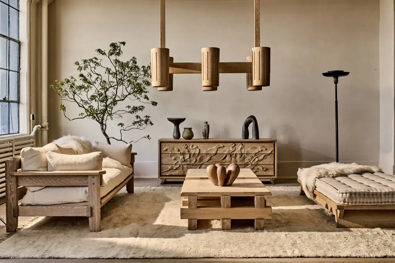 Salon w stylu japandi z drewnianymi meblami, dywanem i rośliną.