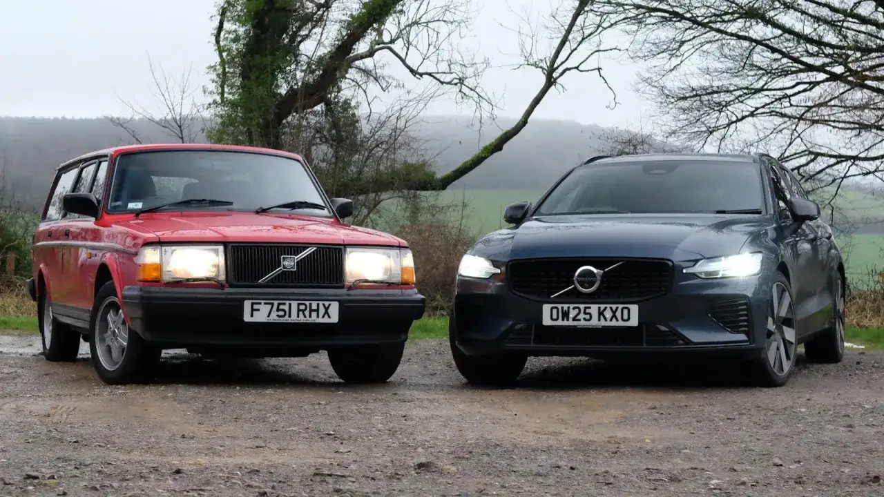 Dwa Volva: klasyczny czerwony kombi i nowoczesny, ciemnoszary sedan. Oba modele Volvo coupe, choć z różnych epok, prezentują skandynawski design.