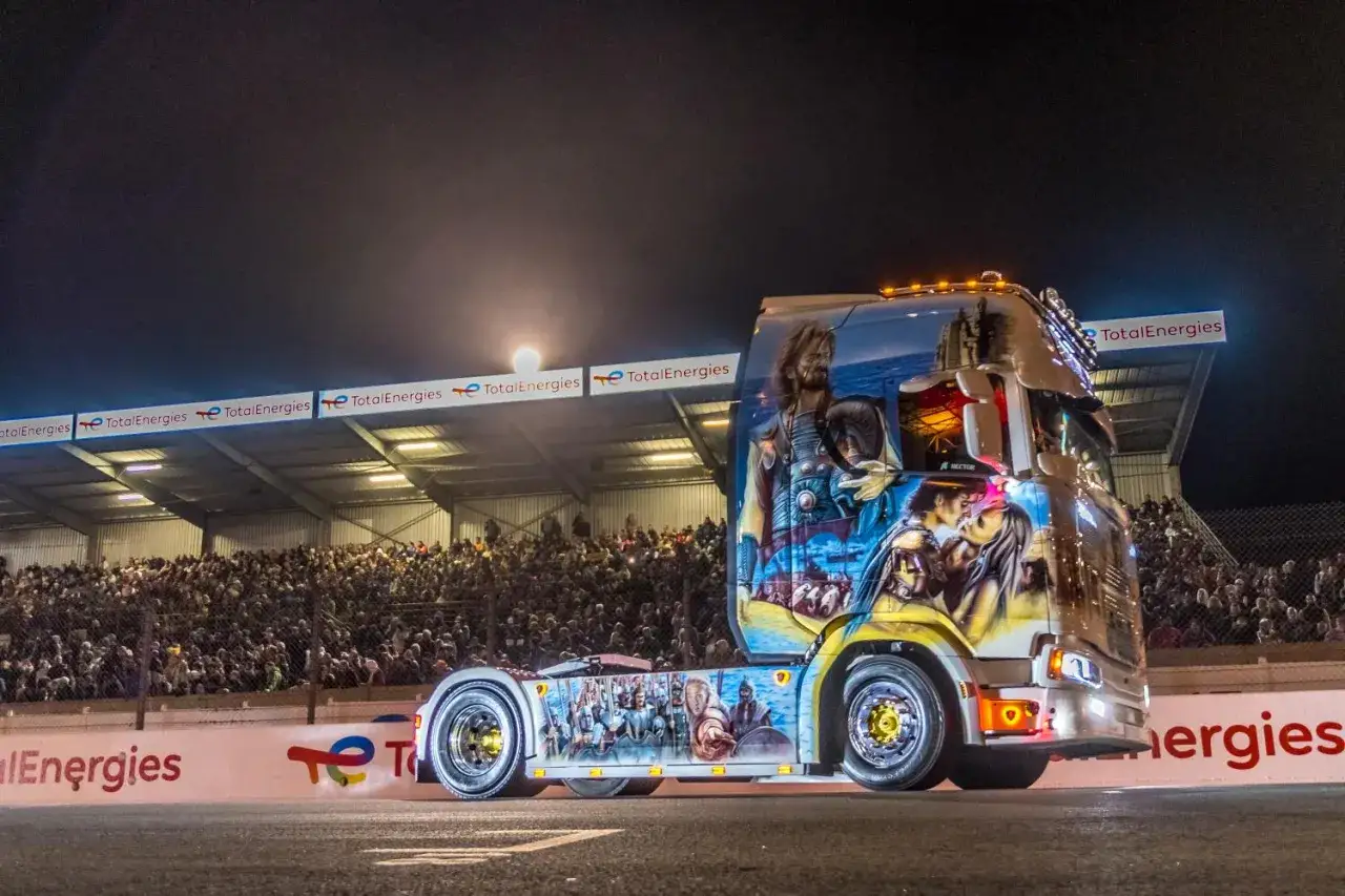 Le Mans camion d&eacute;cor&eacute; de guerriers et de sc&egrave;nes mythologiques, sous les gradins bond&eacute;s.