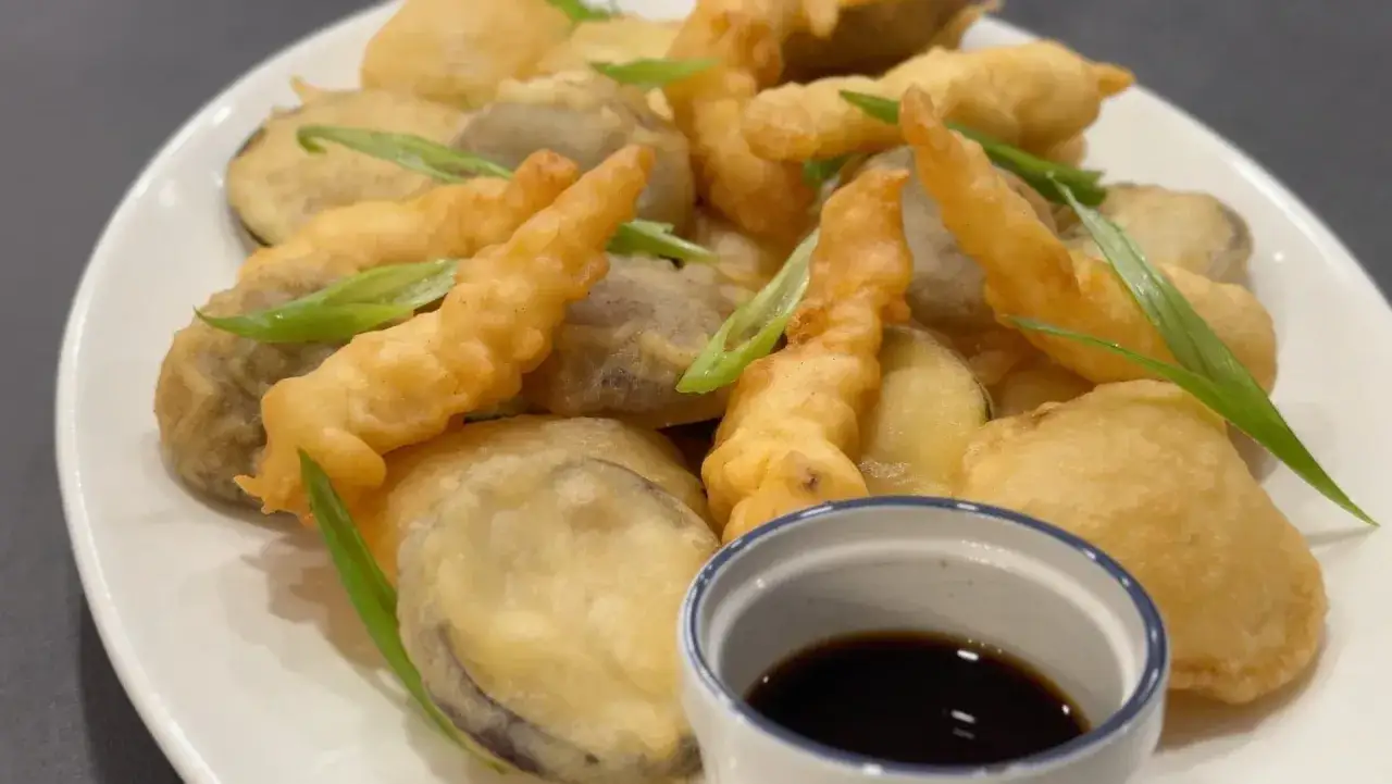 Gotowa tempura jak zrobić? Zobacz, jak pysznie wygląda ta chrupiąca tempura z warzyw, podana z sosem.