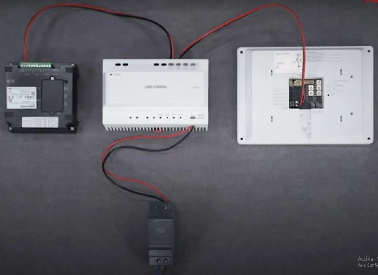 Esquema de conexi&oacute;n de un videoportero 2 hilos: m&oacute;dulo de alimentaci&oacute;n, unidad interior Hikvision y placa exterior.
