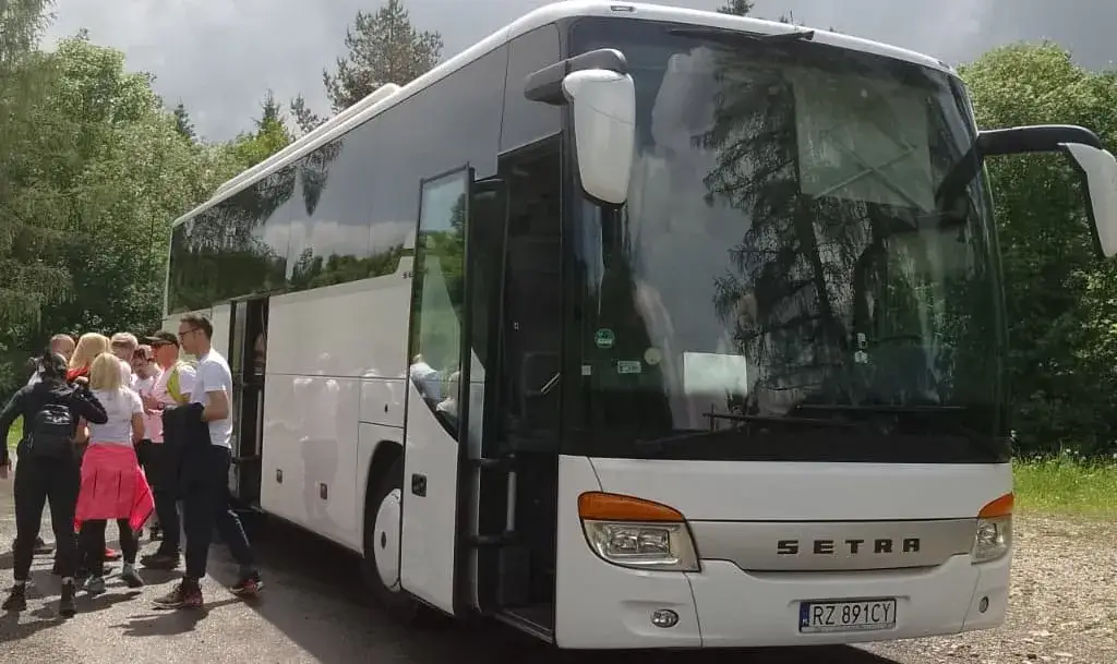 Wygodna podr&oacute;ż autokarem niezbędnik