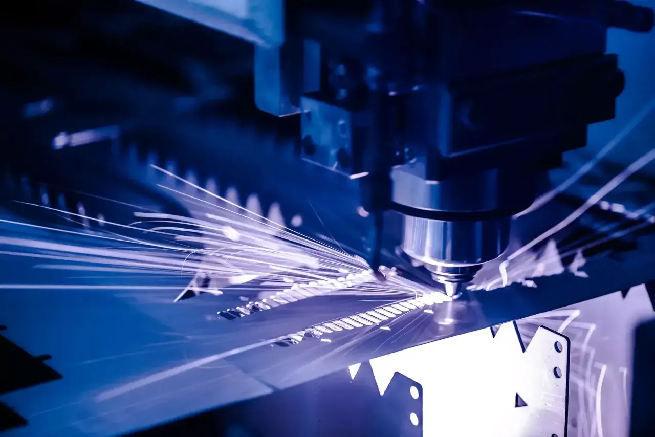 Macchina da taglio laser in azione, scintille luminose danzano mentre il **corso CAD** prende forma su metallo.
