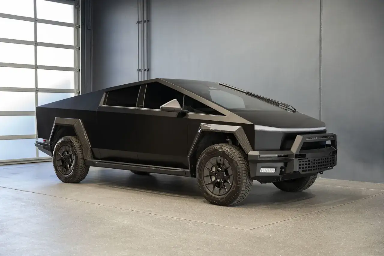 Czarny Tesla Cybertruck w garażu. Zastanawiasz się nad jego tesla cybertruck cena?