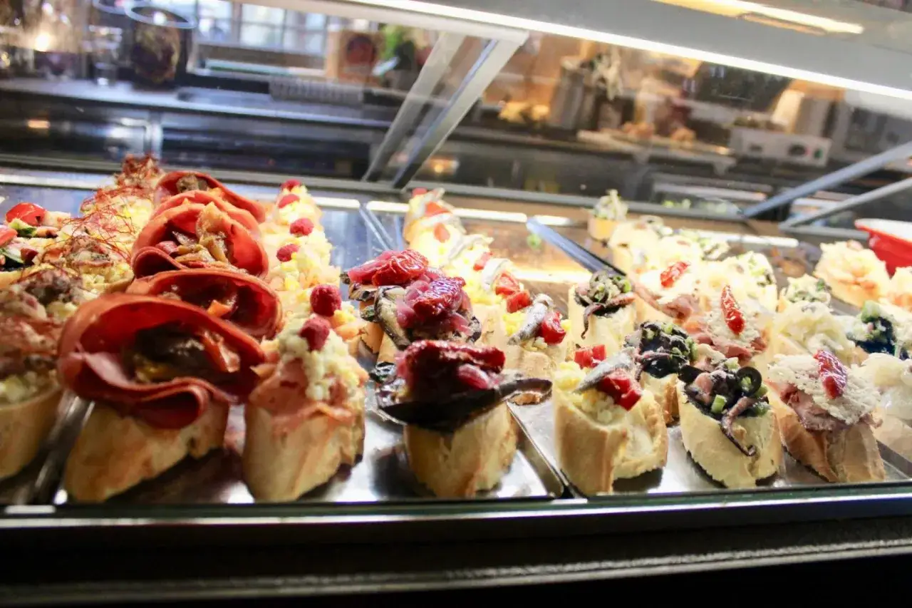 Assortiment de cicchetti v&eacute;nitiens, ces petites bouch&eacute;es color&eacute;es sur pain rappellent un spritz v&eacute;nitien par leur fra&icirc;cheur et leur vari&eacute;t&eacute;.