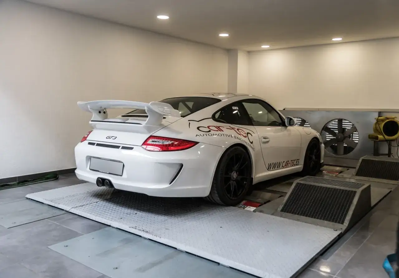 Porsche GT3 blanco en banco de potencia para motor tuning.