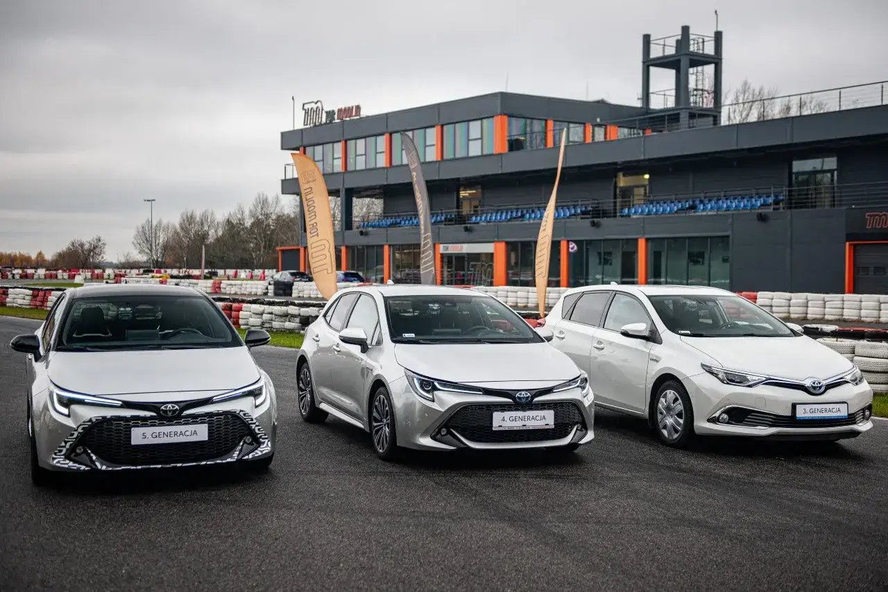 Trzy srebrne Toyoty na torze wyścigowym. Pokazują, jak działa hybryda Toyoty, od 3. do 5. generacji.