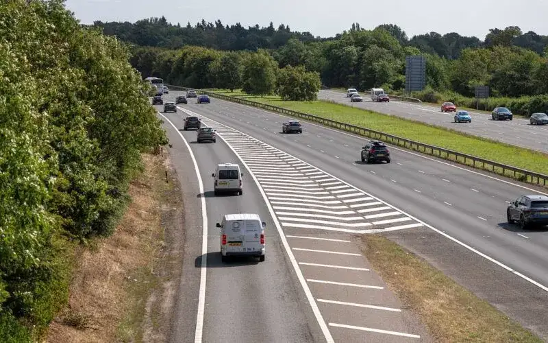 samochód w mieście vs samochód na autostradzie