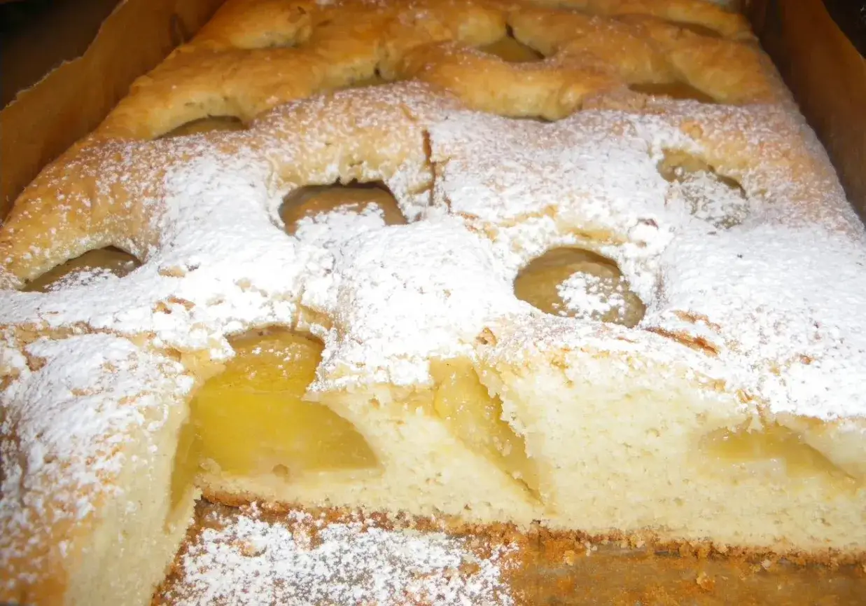 Puszyste ciasto ucierane z gruszkami, posypane cukrem pudrem. Idealne na deser.