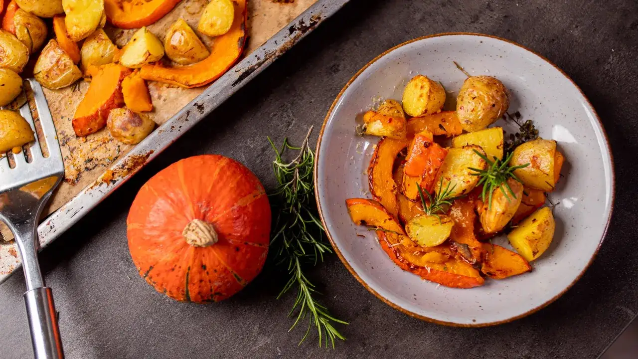 Gerösteter Kürbis und Kartoffeln mit Rosmarin, ein köstliches Gericht, das sich hervorragend für Salbei Rezepte eignet.