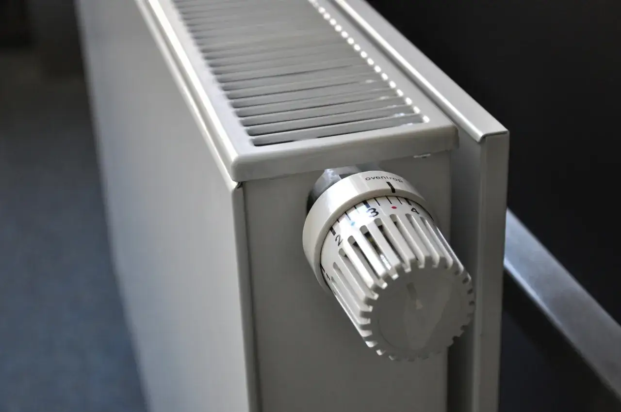 En vit radiator med en termostatinställning. Det är dags att lufta elementet för att få ut maximal värme.