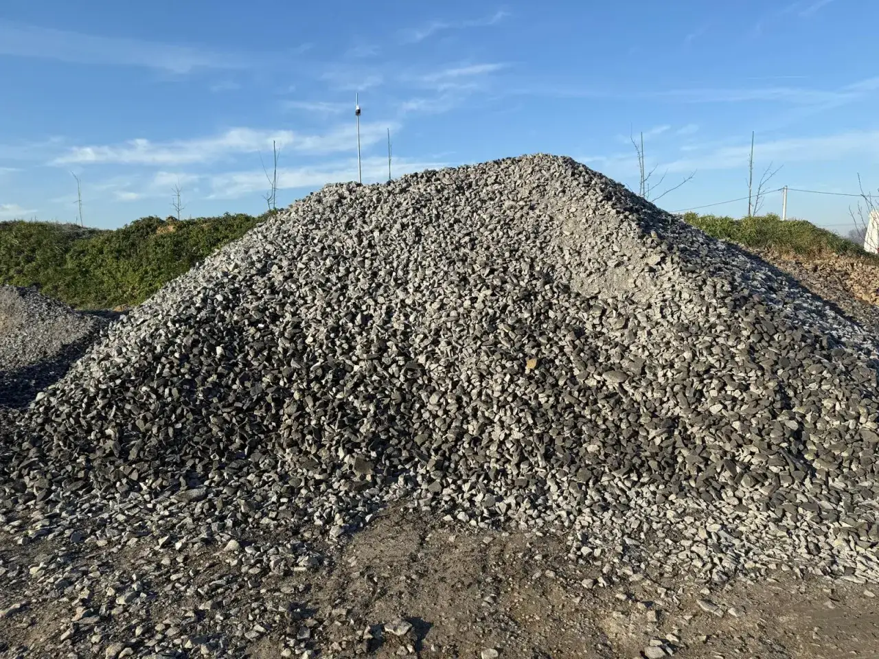 Ogromna hałda tłucznia, idealna pod kostkę. Zastanawiasz się, ile kosztuje tona tłucznia pod kostkę? Tu znajdziesz odpowiedź.