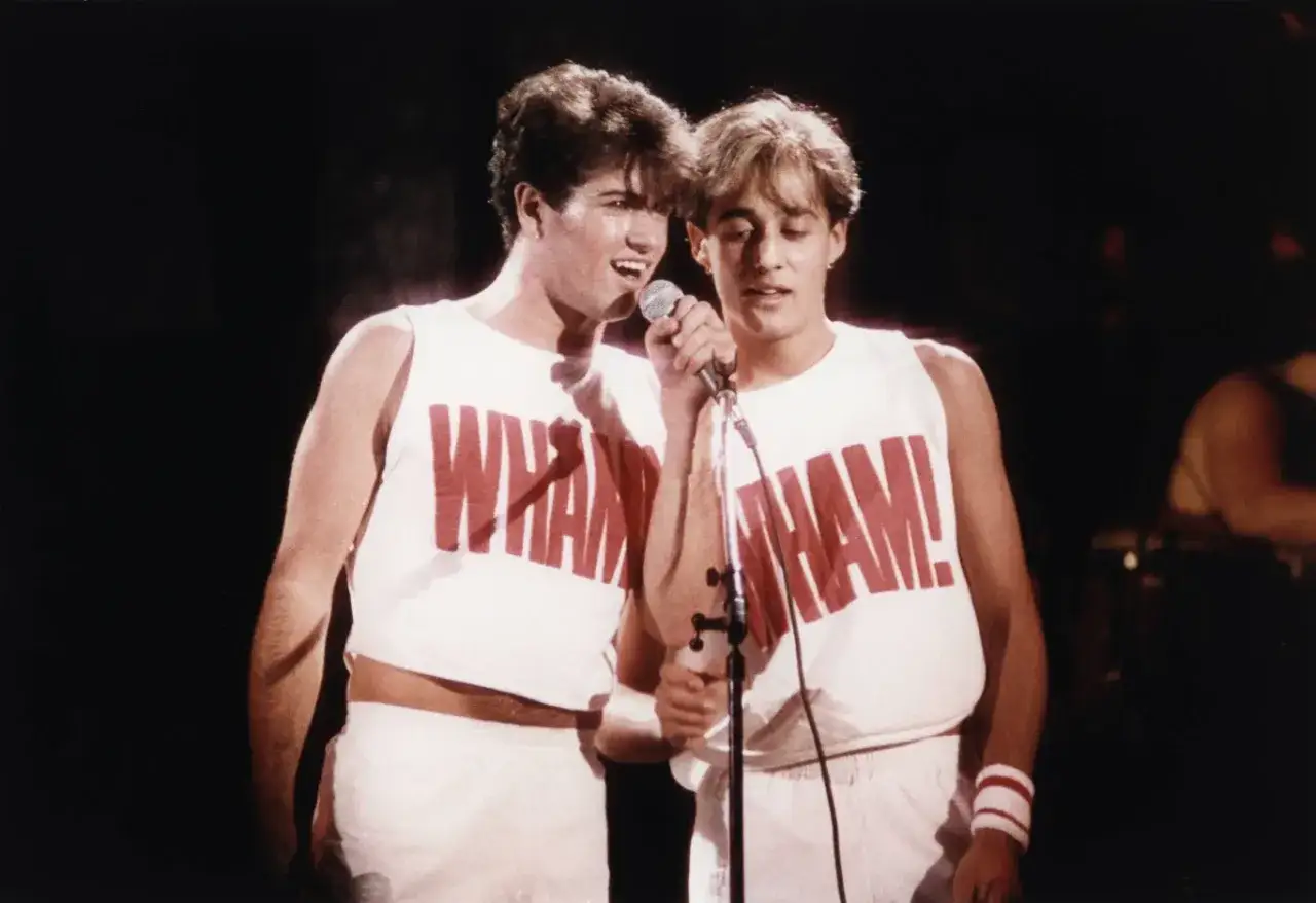 George Michael i Andrew Ridgeley z Wham! śpiewają
