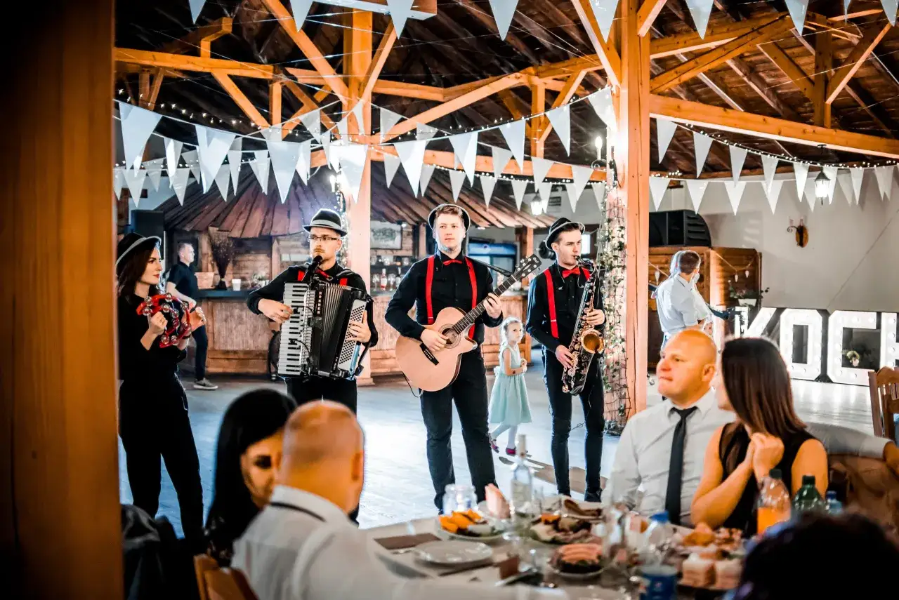 Zespół gra piosenki biesiadne weselne. Akordeon, gitara i saksofon tworzą radosną atmosferę.