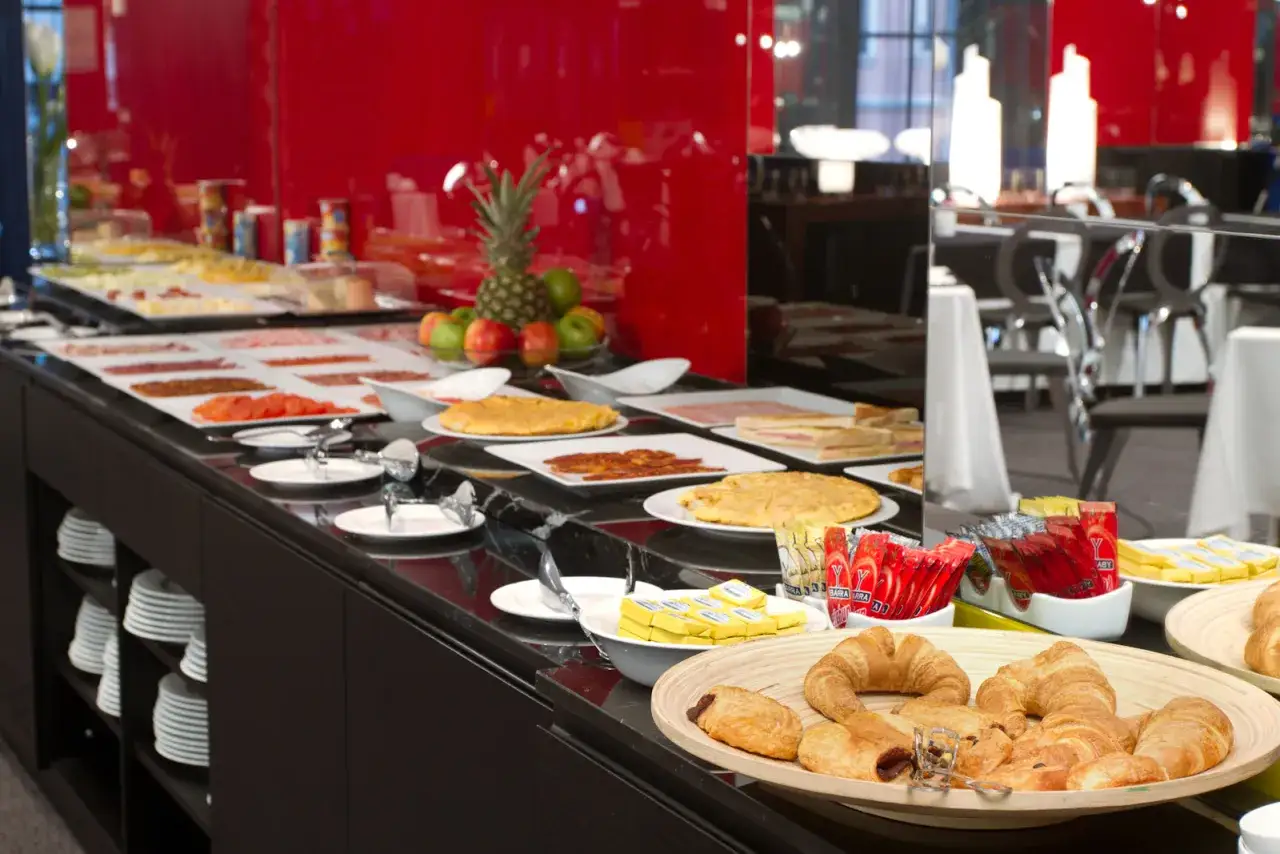 Un delicioso buffet de desayuno con tortillas, s&aacute;ndwiches, frutas y boller&iacute;a.