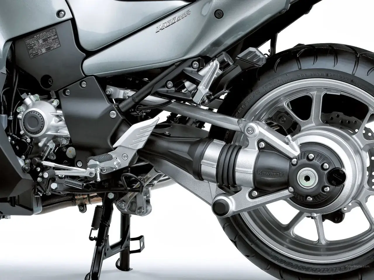 Szczegół tylnego koła motocykla Kawasaki z wałem kardana, prezentujący jego solidną konstrukcję.