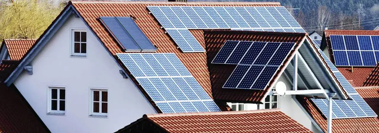 instalacja fotowoltaiczna 10 kW na dachu domu jednorodzinnego