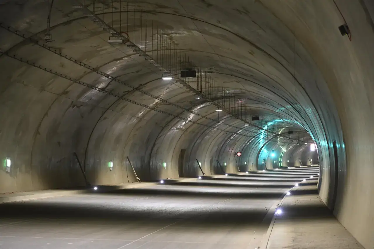 najdroższe autostrady w Polsce, tunel drogowy w g&oacute;rach