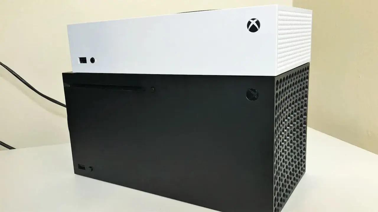 Dwa konsole Xbox: czarna Xbox Series X i biała Xbox Series S. Jaki jest najnowszy Xbox? Oba są nowościami!