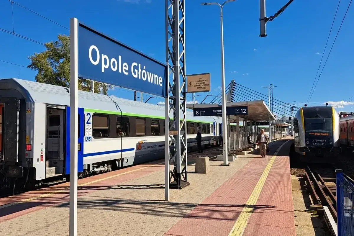 Pociąg na stacji Opole Główne, gotowy do odjazdu do Łodzi.
