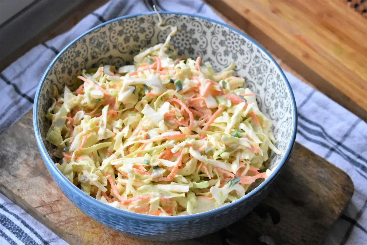 sur&oacute;wka z białej kapusty bez majonezu i coleslaw