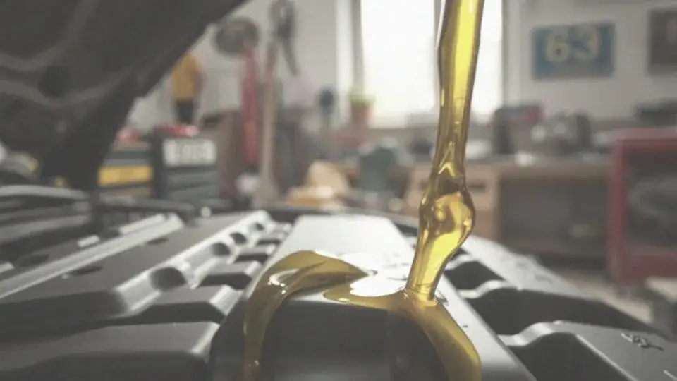 Zdjęcie Motul czy Castrol 5W30 - który olej zapewni lepszą ochronę silnika?