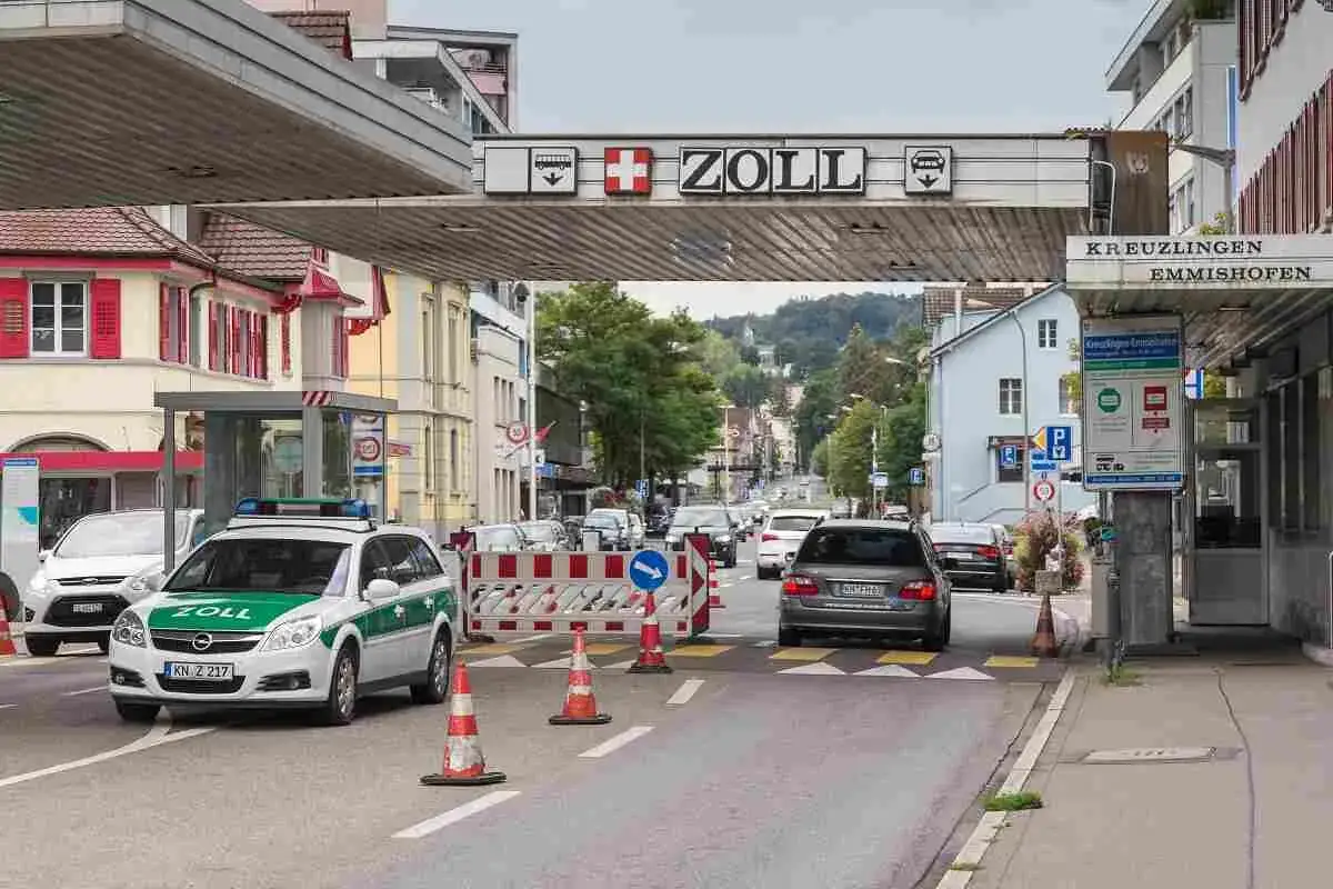 Voiture de douane suisse au poste frontière de Kreuzlingen. Préparez-vous à déménager en Suisse, les formalités sont en cours.