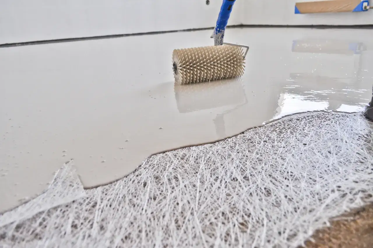 Wałek do betonu na świeżej wylewce anhydrytowej. Wady materiału mogą objawiać się pęcherzami powietrza.