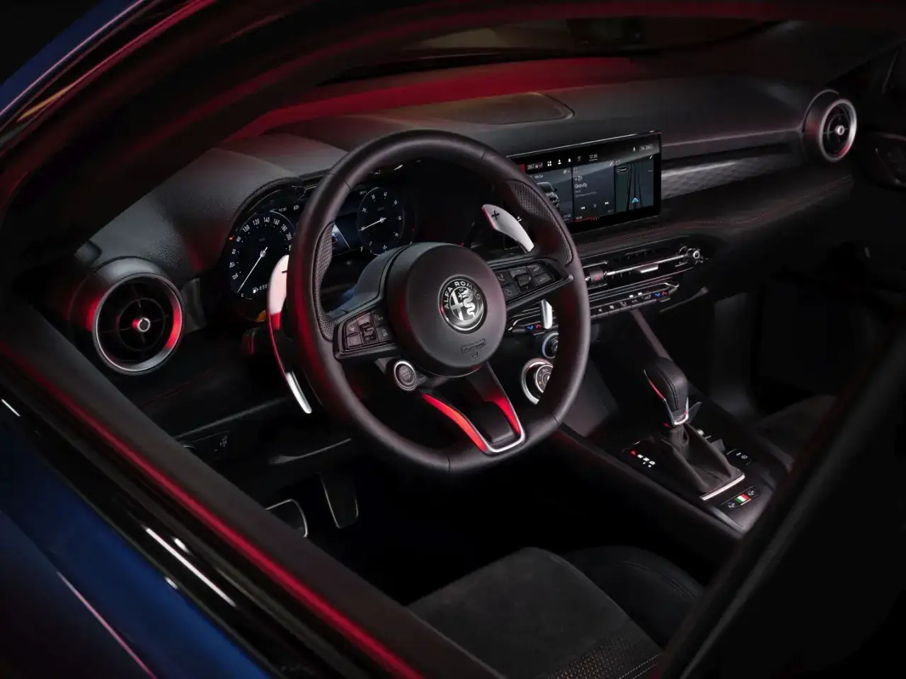 Wnętrze Alfa Romeo Tonale z cyfrowymi zegarami i ekranem multimediów. Sprawdź aktualną alfa romeo tonale cena.