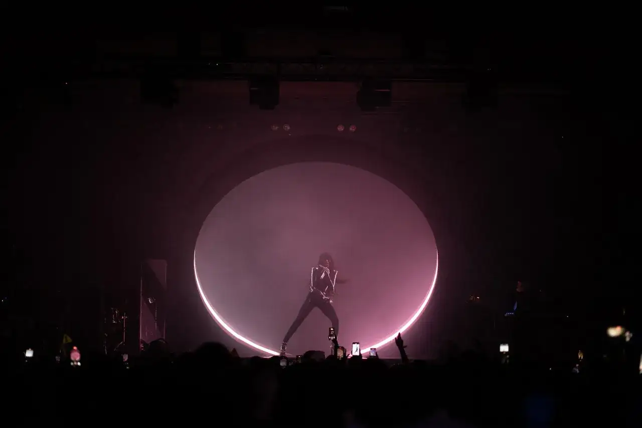Loreen w Polsce na scenie, w świetle okręgu. Fani nagrywają telefonami.