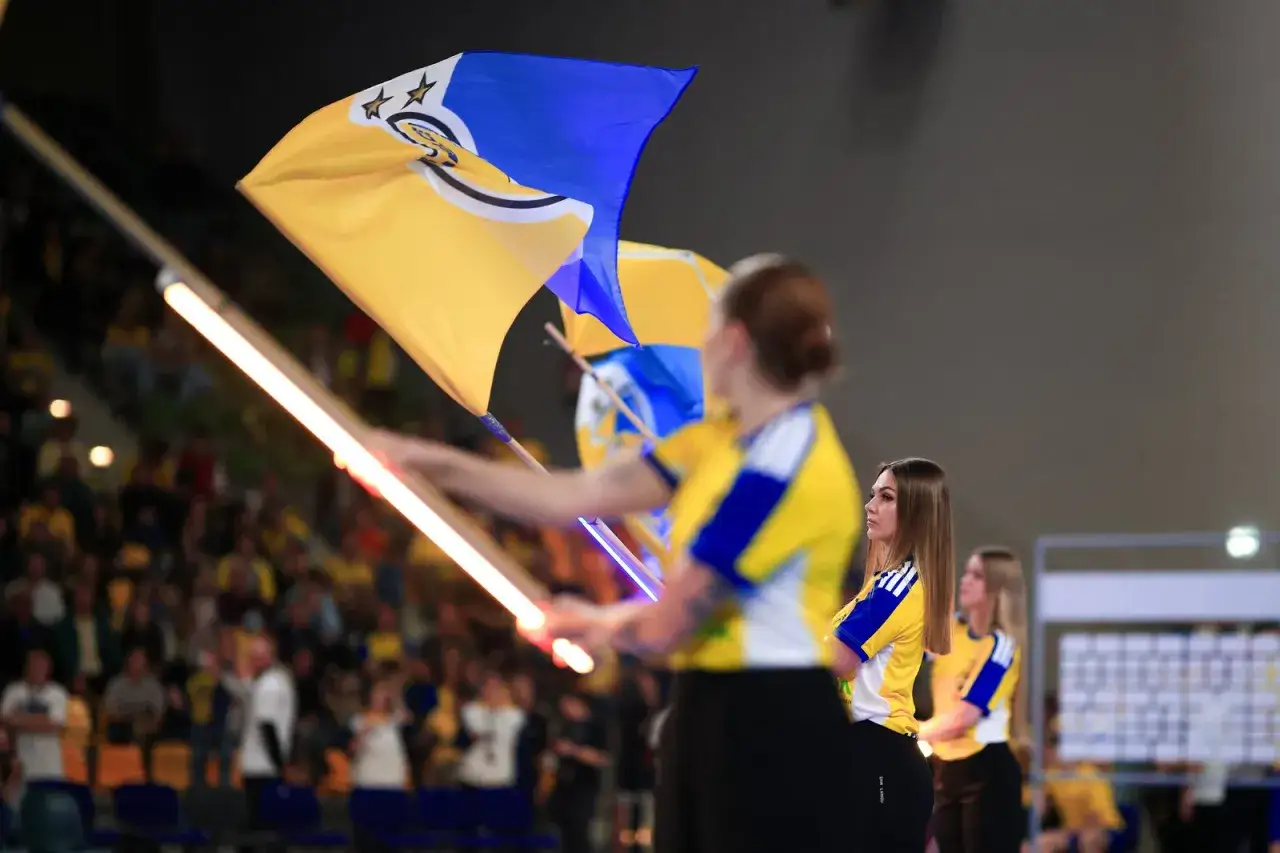 Kibice z flagami w barwach żółto-niebieskich dopingują drużynę piłka ręczna Kielce.
