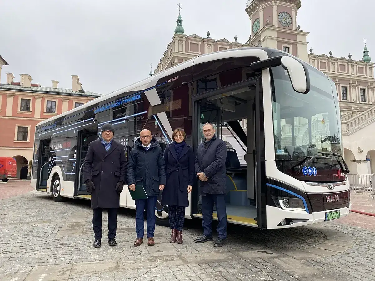 Autobus MZK Zamość na przystanku