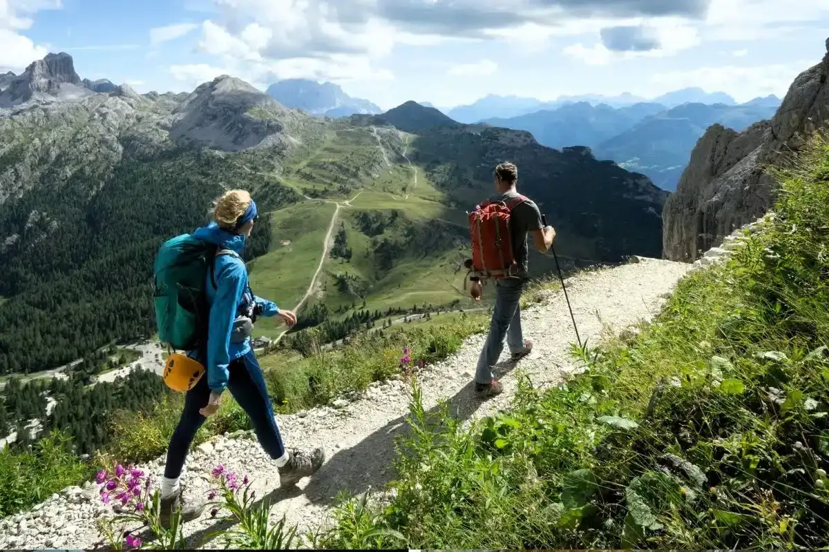 Dos excursionistas disfrutan de las **rutas de montaña** con vistas espectaculares.